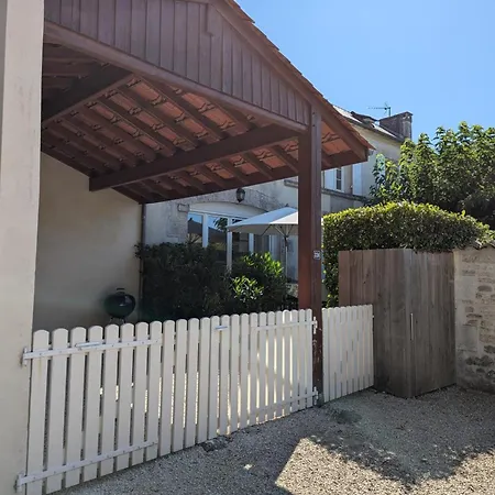 Maison De Charme Avec Piscine Chauffee Et Jardin Prive, Ideale Pour Familles Landhaus Saint-Cybardeaux