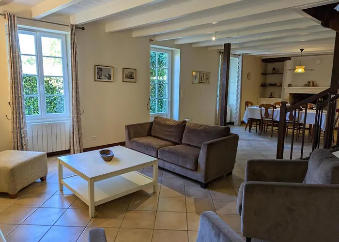 Maison De Charme Avec Piscine Chauffée Et Jardin Privé, Idéale Pour Familles - Fr-1-653-85 *