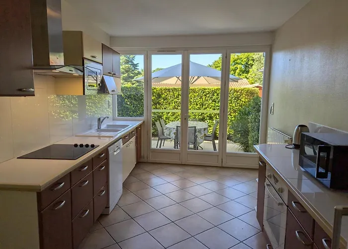 Maison De Charme Avec Piscine Chauffée Et Jardin Privé, Idéale Pour Familles - Fr-1-653-85