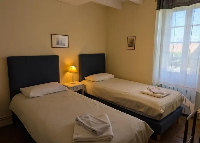 Maison De Charme Avec Piscine Chauffée Et Jardin Privé, Idéale Pour Familles - Fr-1-653-85 *