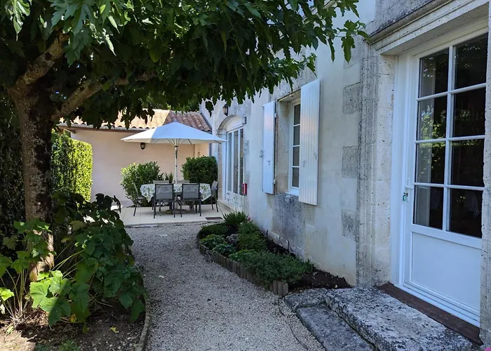 Maison De Charme Avec Piscine Chauffée Et Jardin Privé, Idéale Pour Familles - Fr-1-653-85 * Saint-Cybardeaux