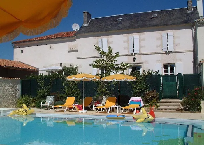 Maison De Charme Avec Piscine Chauffée Et Jardin Privé, Idéale Pour Familles - Fr-1-653-85 Saint-Cybardeaux