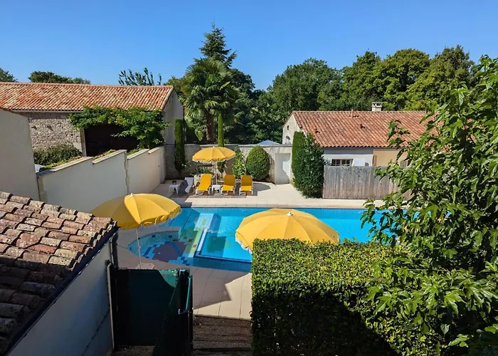 Maison De Charme Avec Piscine Chauffée Et Jardin Privé, Idéale Pour Familles - Fr-1-653-85 * Saint-Cybardeaux