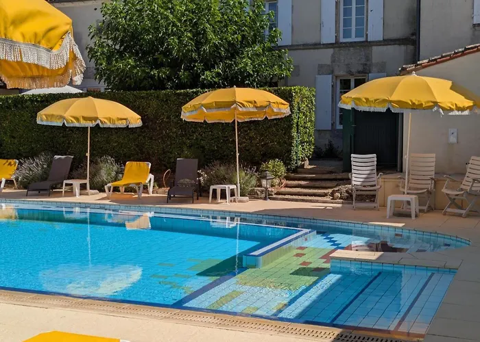 Сasa de vacaciones Maison De Charme Avec Piscine Chauffée Et Jardin Privé, Idéale Pour Familles - Fr-1-653-85 Saint-Cybardeaux