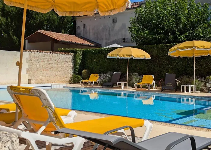 Сasa de vacaciones Maison De Charme Avec Piscine Chauffée Et Jardin Privé, Idéale Pour Familles - Fr-1-653-85 Saint-Cybardeaux