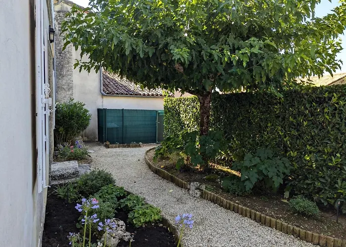 Maison De Charme Avec Piscine Chauffée Et Jardin Privé, Idéale Pour Familles - Fr-1-653-85 * Saint-Cybardeaux